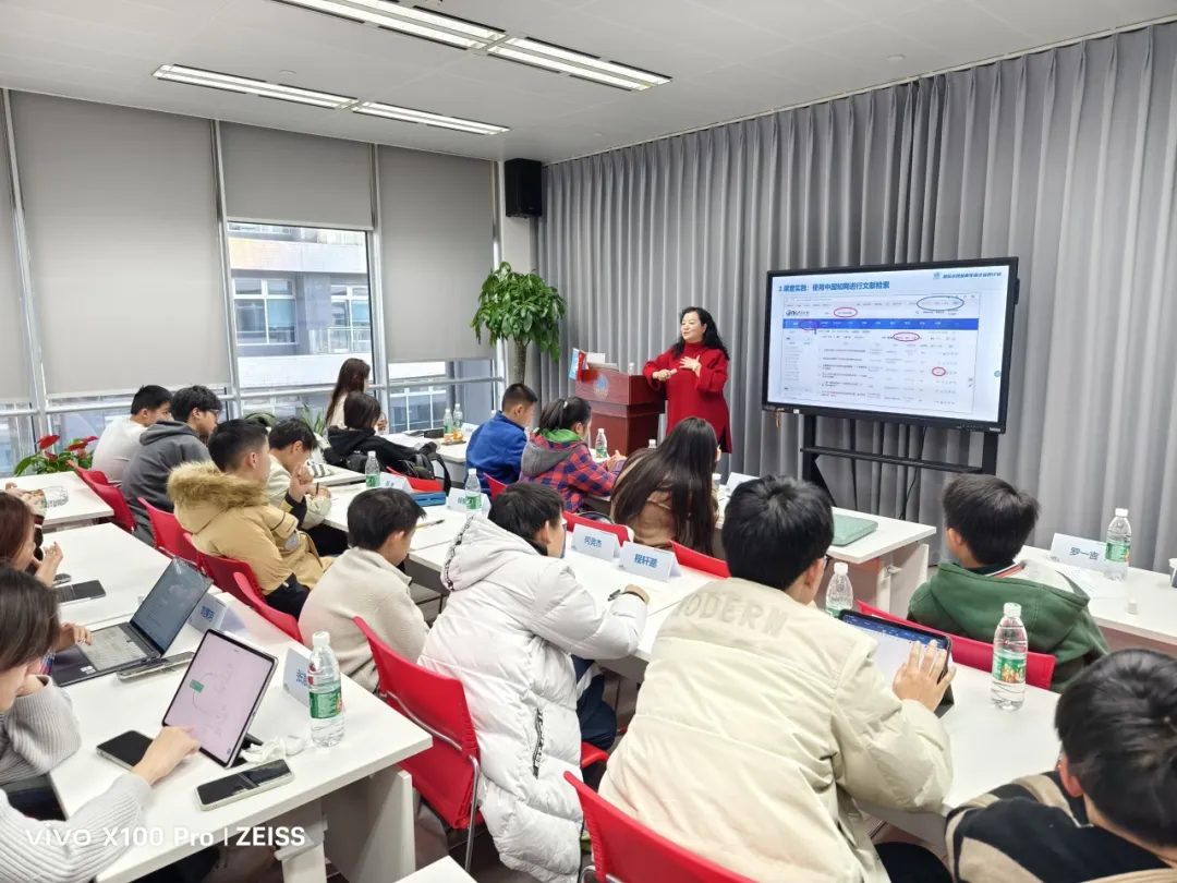 Lectures and seminars led by the mentor team